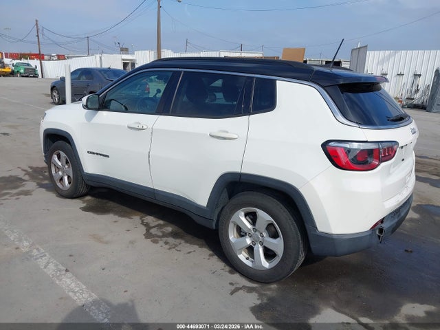 3C4NJCBB3JT226668 Jeep Compass Latitude Fwd