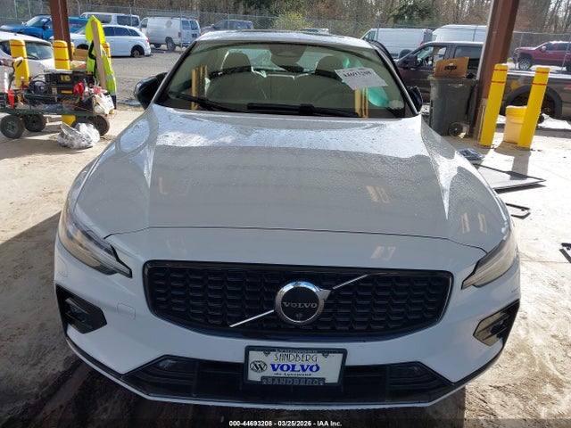 7JRL12TW7PG231244 Volvo S60 B5 Plus Dark Theme