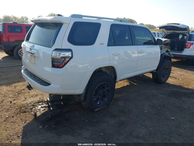 2018 TOYOTA 4RUNNER JTEBU5JR0J5560771 Photo 3