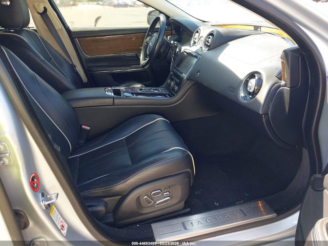 2011 JAGUAR XJ SAJWA2GE1BMV01996 Photo 4