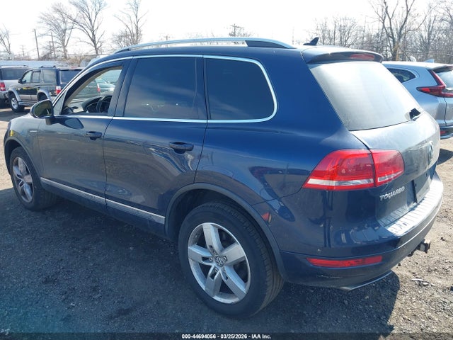 2011 VOLKSWAGEN TOUAREG WVGFF9BP4BD000615 Photo 2