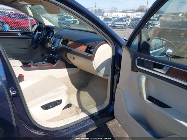 2011 VOLKSWAGEN TOUAREG WVGFF9BP4BD000615 Photo 4