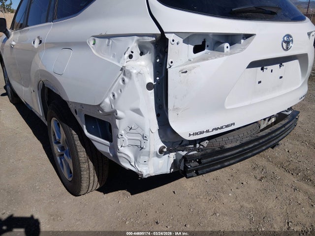 5TDKDRBHXSS582693 Toyota Highlander Le