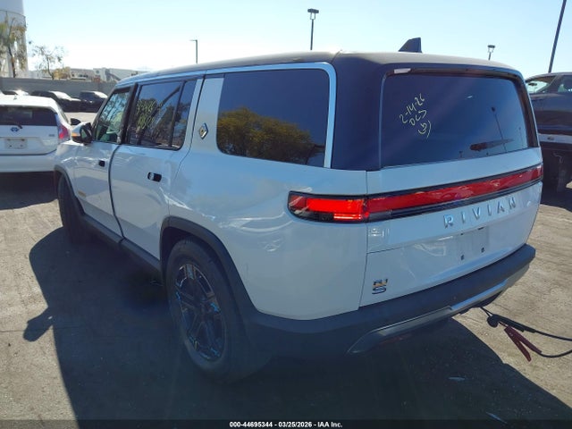 Rivian R1s Adventure 2023 7PDSGABA2PN019817 Image 3