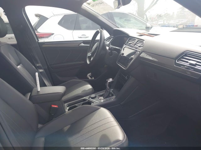 Продаж на аукціоні авто 2023 Volkswagen Tiguan 2.0t Se R-line Black, vin: 3VV8B7AX2PM070304, номер лоту: 44695350