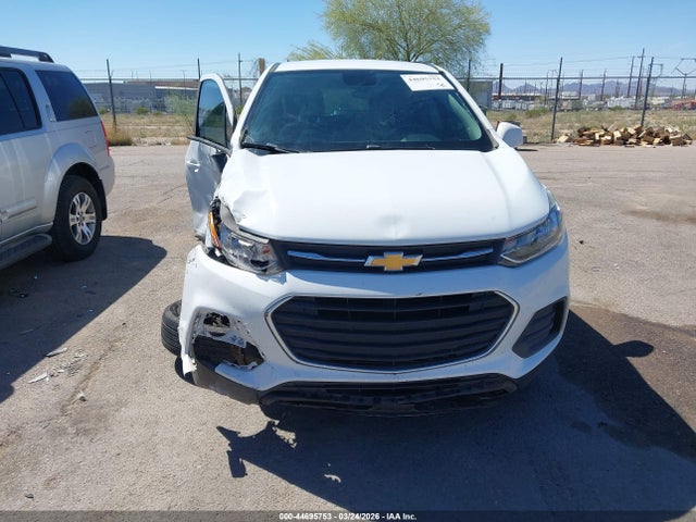 KL7CJKSB8JB733680 Chevrolet TRAX LS