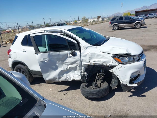 KL7CJKSB8JB733680 Chevrolet TRAX LS