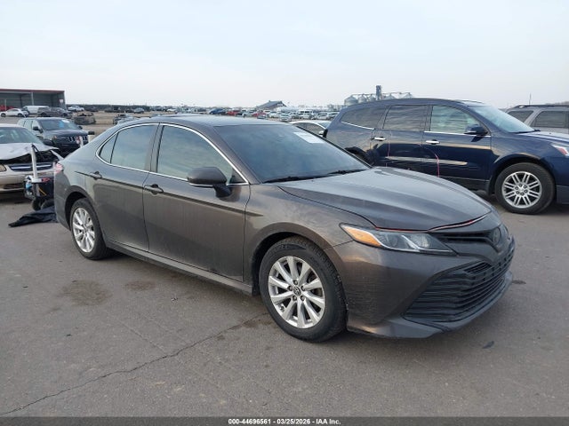 2018 Toyota Camry Le მანქანა იყიდება აუქციონზე, vin: 4T1B11HK3JU560263, აუქციონის ნომერი: 44696561
