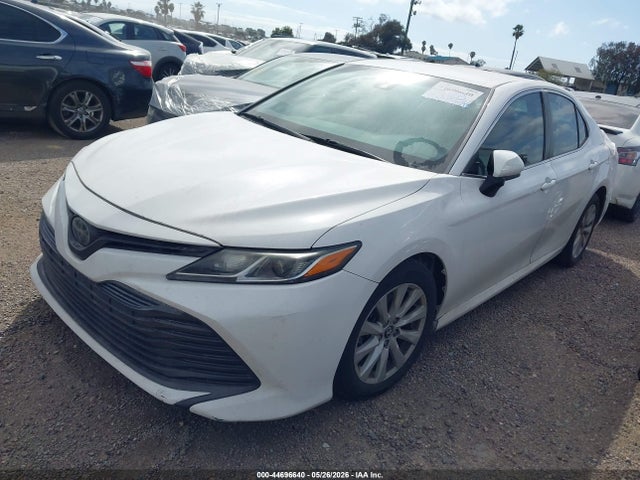 44696640 :رقم المزاد ، 4T1B11HKXKU768013 vin ، 2019 Toyota Camry Le مزاد بيع