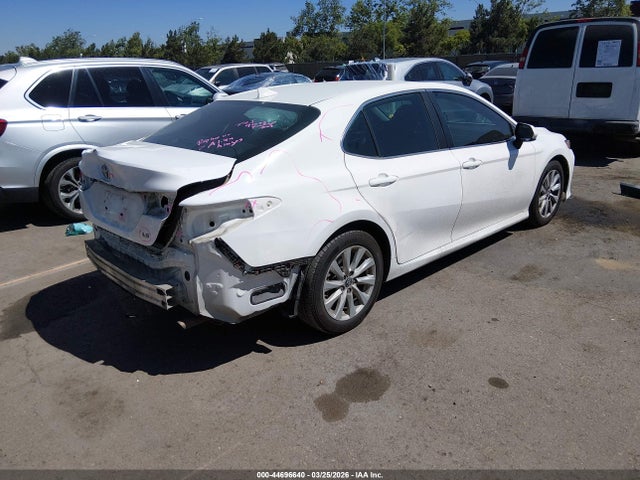 44696640 :رقم المزاد ، 4T1B11HKXKU768013 vin ، 2019 Toyota Camry Le مزاد بيع