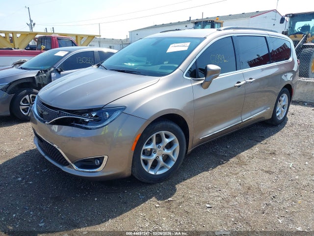 2017 Chrysler Pacifica Touring-l მანქანა იყიდება აუქციონზე, vin: 2C4RC1BG4HR610421, აუქციონის ნომერი: 44697247