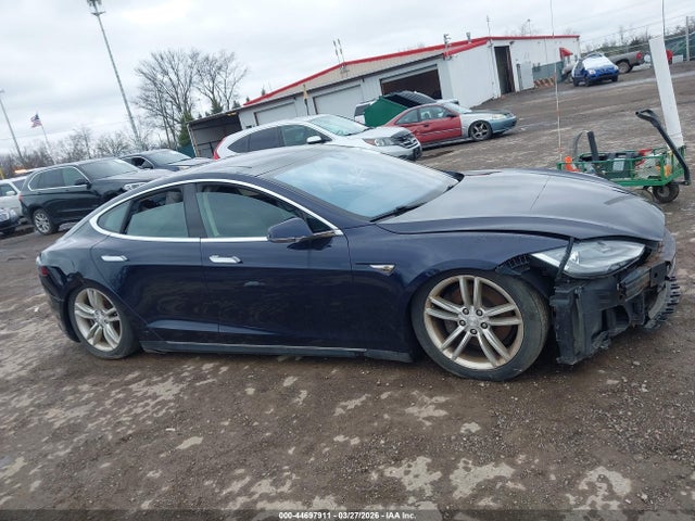 2015 Tesla Model S მანქანა იყიდება აუქციონზე, vin: 5YJSA1H29FF085898, აუქციონის ნომერი: 44697911