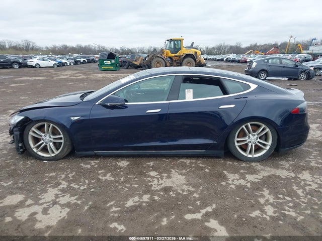 2015 Tesla Model S მანქანა იყიდება აუქციონზე, vin: 5YJSA1H29FF085898, აუქციონის ნომერი: 44697911