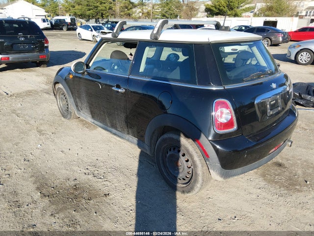 2011 MINI COOPER WMWSU3C54BT182158 Photo 2
