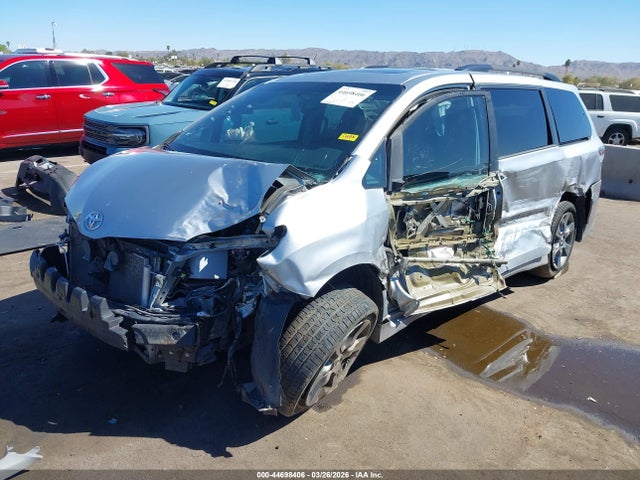 5TDXK3DC6GS695140 Toyota Sienna Se Premium 8 Passenger