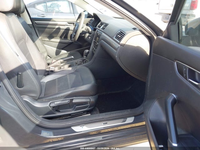 1VWDT7A3XHC061616 Volkswagen Passat 1.8t R-line