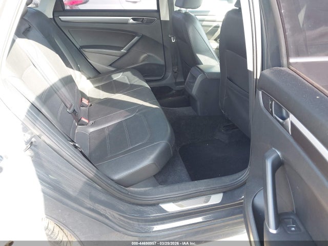 1VWDT7A3XHC061616 Volkswagen Passat 1.8t R-line