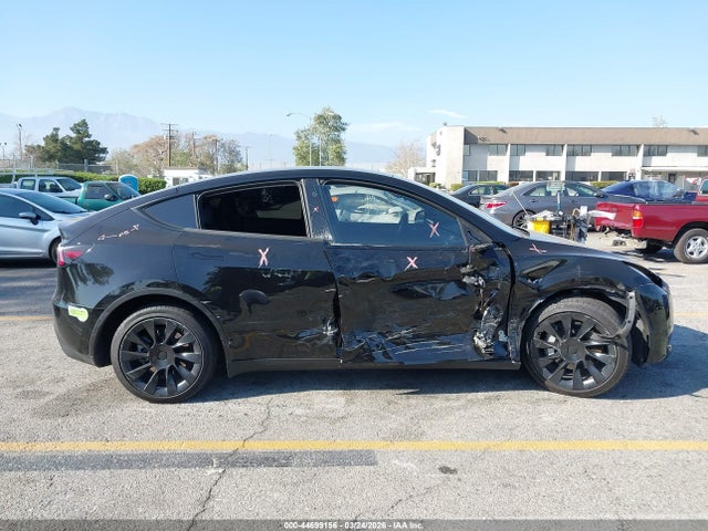 Продажа на аукционе авто 2023 Tesla Model Y Awd/long Range Dual Motor All-wheel Drive, vin: 7SAYGDEE6PA135652, номер лота: 44699156