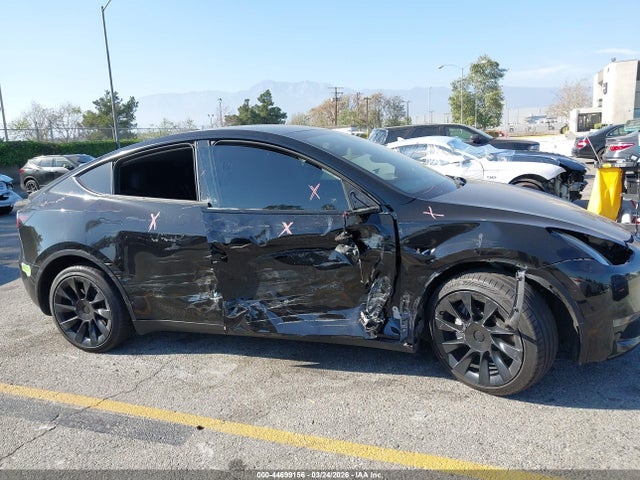 Продажа на аукционе авто 2023 Tesla Model Y Awd/long Range Dual Motor All-wheel Drive, vin: 7SAYGDEE6PA135652, номер лота: 44699156