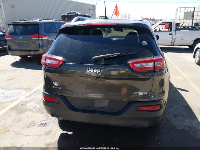 44699489 :رقم المزاد ، 1C4PJMCB2HW525800 vin ، 2017 Jeep Cherokee Latitude 4x4 مزاد بيع