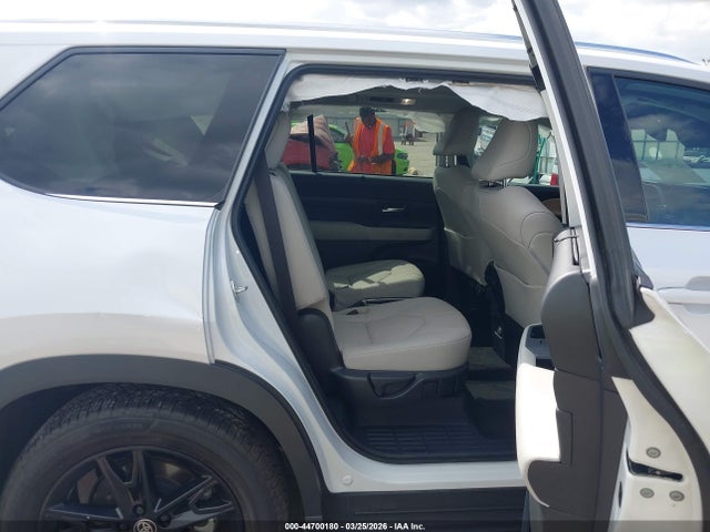 Toyota Grand Highlander Limited 2025 5TDAAAA55SS033089 Image 8