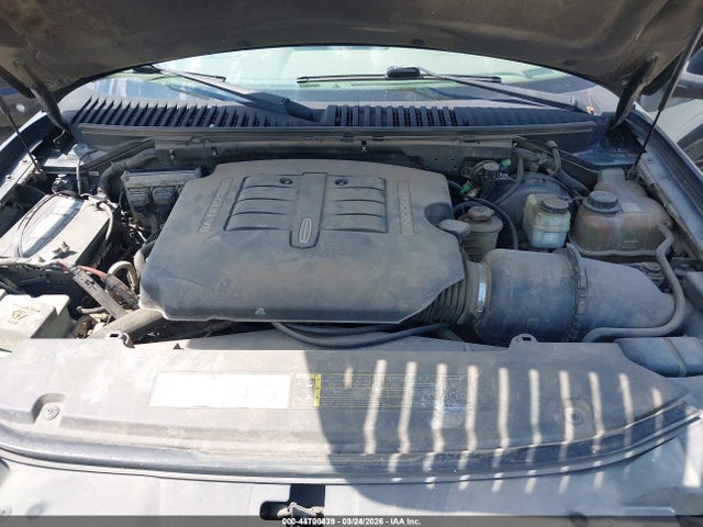 44700439 :رقم المزاد ، 5LMFU28RX4LJ31799 vin ، 2004 Lincoln Navigator مزاد بيع