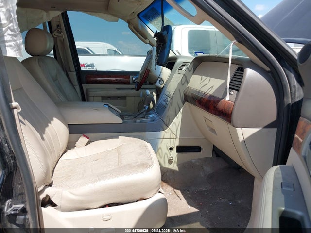 44700439 :رقم المزاد ، 5LMFU28RX4LJ31799 vin ، 2004 Lincoln Navigator مزاد بيع