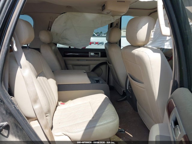 44700439 :رقم المزاد ، 5LMFU28RX4LJ31799 vin ، 2004 Lincoln Navigator مزاد بيع
