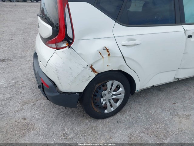 2020 Kia Soul Lx მანქანა იყიდება აუქციონზე, vin: KNDJ23AU6L7717726, აუქციონის ნომერი: 44700550