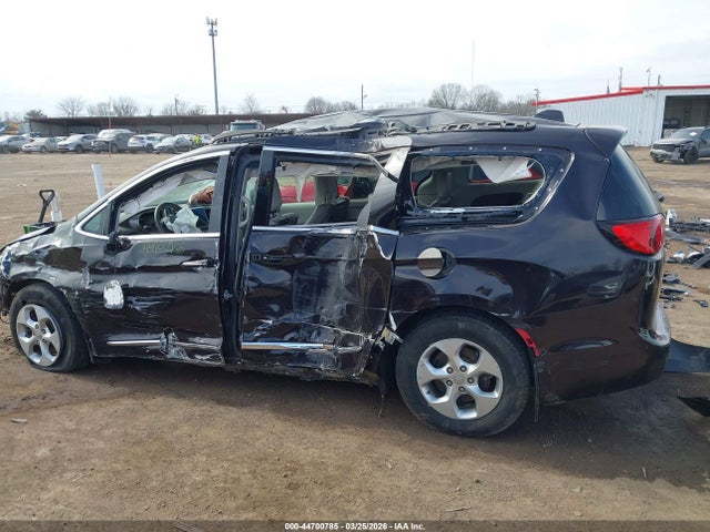 44700785 :رقم المزاد ، 2C4RC1EG0HR578885 vin ، 2017 Chrysler Pacifica Touring-l Plus مزاد بيع