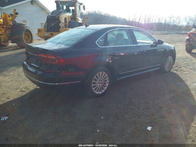 2017 VOLKSWAGEN PASSAT 1VWBT7A35HC019670 Photo 3