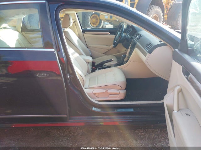 2017 VOLKSWAGEN PASSAT 1VWBT7A35HC019670 Photo 4