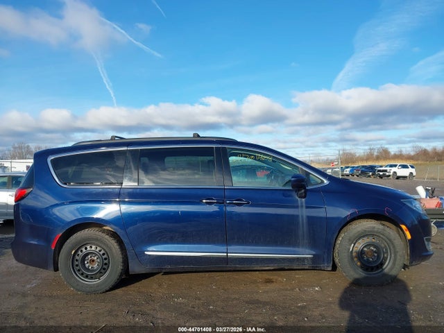 Продаж на аукціоні авто 2017 Chrysler Pacifica Touring-l, vin: 2C4RC1BGXHR744964, номер лоту: 44701408
