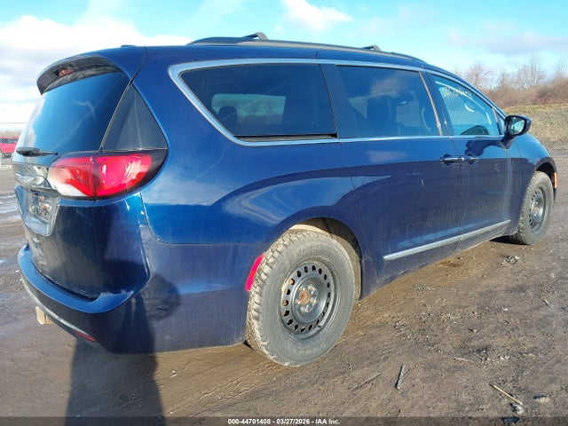 Продаж на аукціоні авто 2017 Chrysler Pacifica Touring-l, vin: 2C4RC1BGXHR744964, номер лоту: 44701408