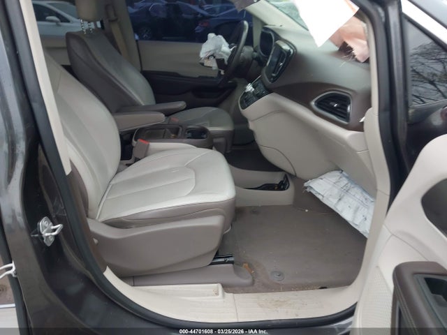 2017 Chrysler Pacifica Touring-l მანქანა იყიდება აუქციონზე, vin: 2C4RC1BG7HR517232, აუქციონის ნომერი: 44701608