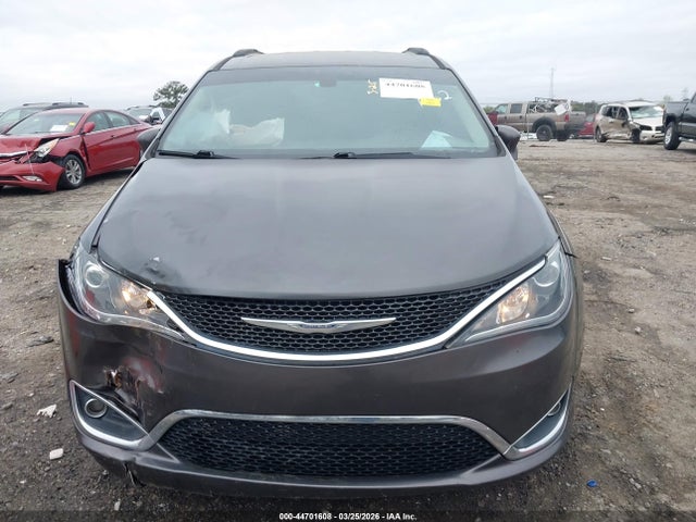 2017 Chrysler Pacifica Touring-l მანქანა იყიდება აუქციონზე, vin: 2C4RC1BG7HR517232, აუქციონის ნომერი: 44701608