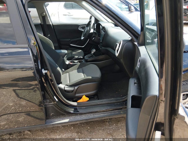 2020 Kia Soul Lx მანქანა იყიდება აუქციონზე, vin: KNDJ23AU7L7710428, აუქციონის ნომერი: 44701792