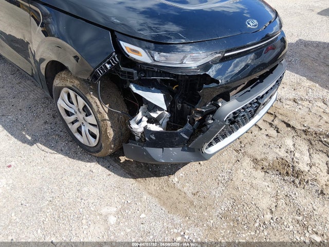 2020 Kia Soul Lx მანქანა იყიდება აუქციონზე, vin: KNDJ23AU7L7710428, აუქციონის ნომერი: 44701792