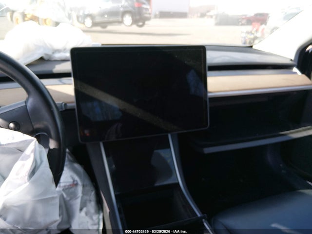44702439 :رقم المزاد ، 5YJ3E1EB0KF208673 vin ، 2019 Tesla Model 3 Long Range/performance مزاد بيع