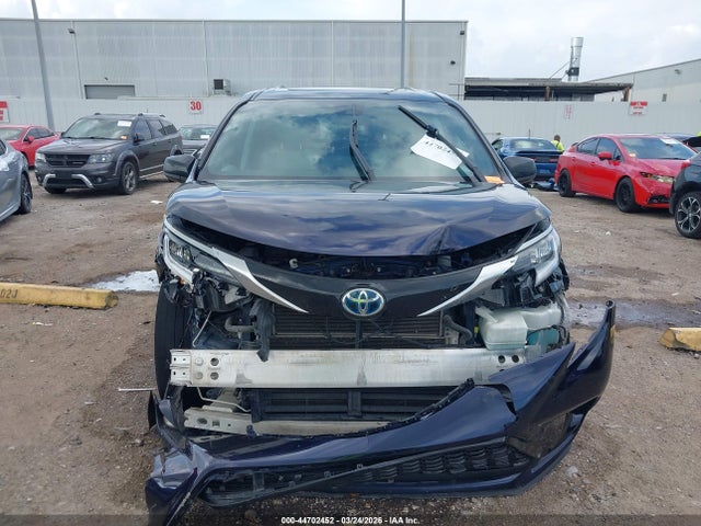 44702452 :رقم المزاد ، 5TDDRKEC8MS023986 vin ، 2021 Toyota Sienna Xse مزاد بيع