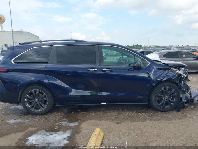 44702452 :رقم المزاد ، 5TDDRKEC8MS023986 vin ، 2021 Toyota Sienna Xse مزاد بيع