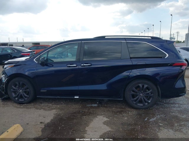 44702452 :رقم المزاد ، 5TDDRKEC8MS023986 vin ، 2021 Toyota Sienna Xse مزاد بيع
