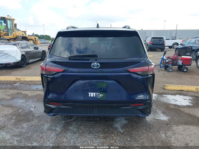 44702452 :رقم المزاد ، 5TDDRKEC8MS023986 vin ، 2021 Toyota Sienna Xse مزاد بيع