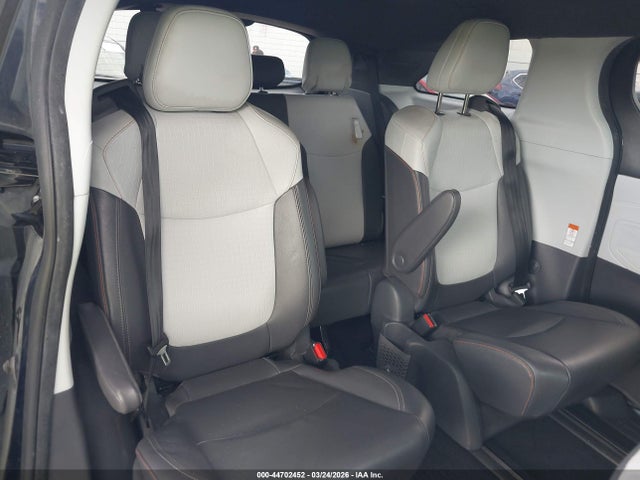 44702452 :رقم المزاد ، 5TDDRKEC8MS023986 vin ، 2021 Toyota Sienna Xse مزاد بيع