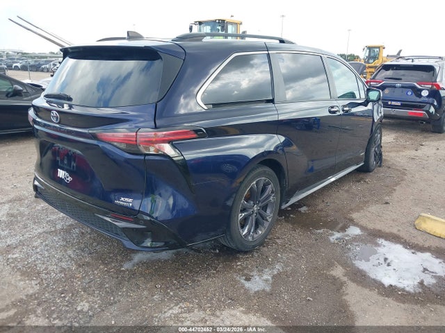 44702452 :رقم المزاد ، 5TDDRKEC8MS023986 vin ، 2021 Toyota Sienna Xse مزاد بيع