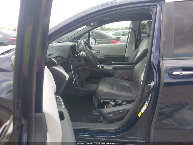 44702452 :رقم المزاد ، 5TDDRKEC8MS023986 vin ، 2021 Toyota Sienna Xse مزاد بيع