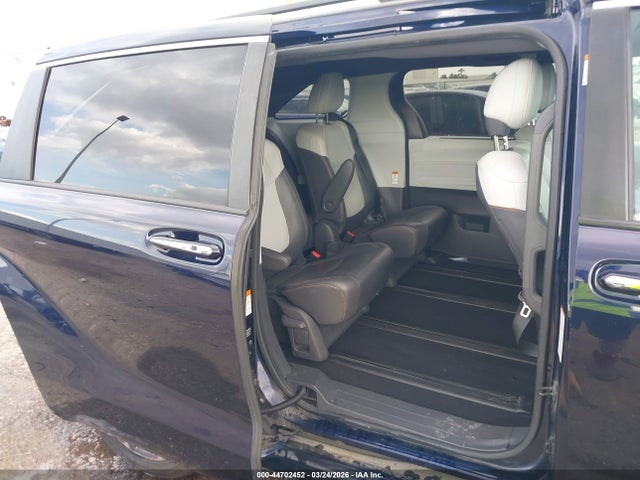 44702452 :رقم المزاد ، 5TDDRKEC8MS023986 vin ، 2021 Toyota Sienna Xse مزاد بيع