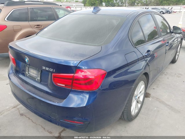 2017 Bmw 320i მანქანა იყიდება აუქციონზე, vin: WBA8E1G30HNU18306, აუქციონის ნომერი: 44702733