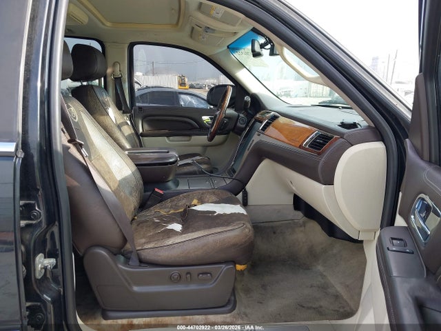 Продаж на аукціоні авто 2010 Cadillac Escalade Esv Platinum Edition, vin: 1GYUKKEF2AR215164, номер лоту: 44702922