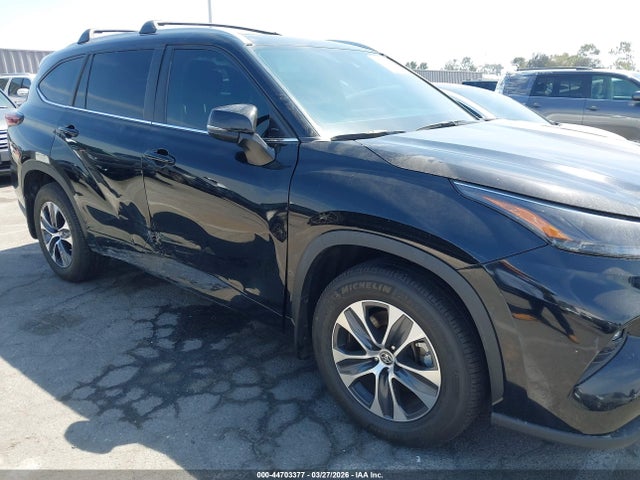 5TDKDRBH2RS560830 Toyota Highlander Xle